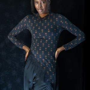 top de punto asimétrico "obsidian dot"